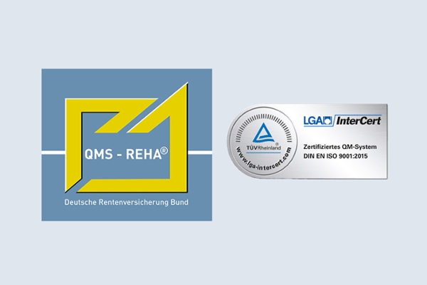 Ein Bild des QMS-Reha-Siegels und des LGA InterCert-Siegels.